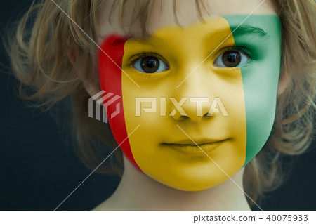 Child with a painted flag of Guinea 40075933