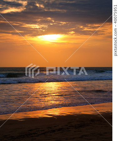 Beach of the ocean and golden sun rise. 40075951