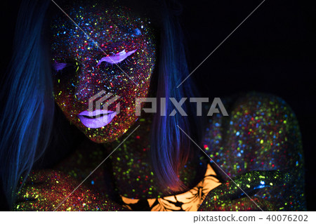 Portrait of Beautiful Fashion Woman in Neon UF Light. Model Girl with Fluorescent Creative 40076202