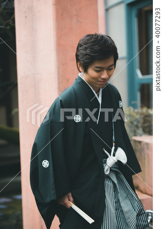 haori with a family crest, hakama with family crest, person 40077293