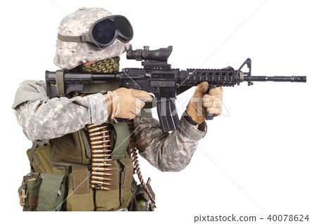 US soldier with rifle 40078624