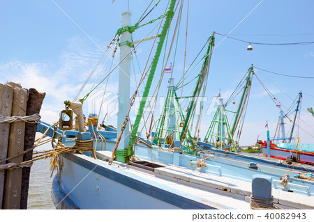 head fishing boat in the river head fishing boat in the river 40082943