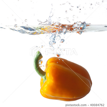 Bell Pepper Dropping Into Water Bell Pepper Dropping Into Water 40084762