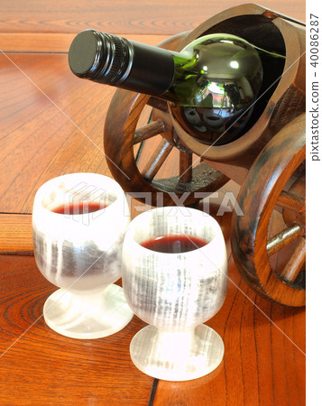 Retro wooden wine holder and pair glasses Retro wooden wine holder and pair glasses 40086287