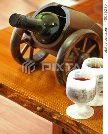 復古木製酒架和雙眼鏡 復古木製酒架和雙眼鏡 40086289