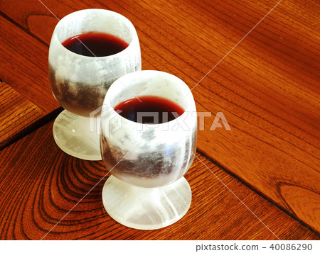 喝在一塊石酒杯的紅葡萄酒 喝在一塊石酒杯的紅葡萄酒 40086290