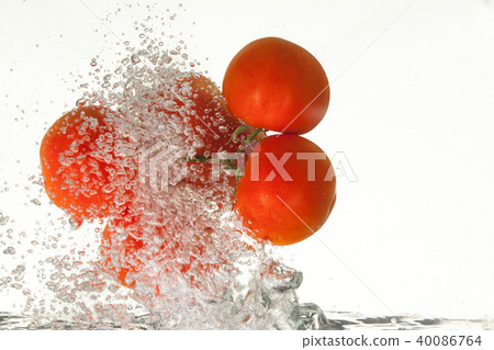 Tomato In The Water 40086764