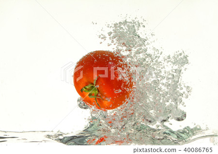 Tomato In The Water 40086765
