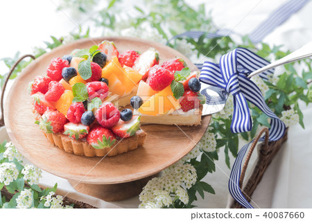 Fruit tart  40087660