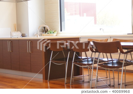 A kitchen 40089968