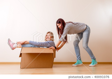 Image of blonde in cardboard box and brunette Image of blonde in cardboard box and brunette 40091076