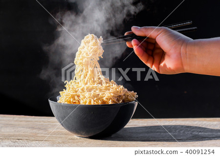 noodles in bowl with steam and smoke  40091254