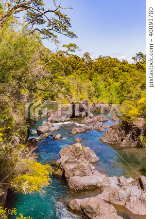 卡拉法特和山間溪流 40091780