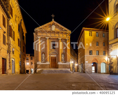 Siena. Old city street at night. 40095125