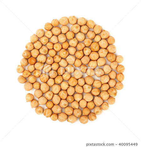 Round shaped chickpea beans isolated on white 40095449
