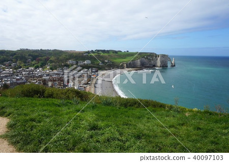The city of Etretat and the cliffs of Aval seen from the cliffs of Amon The city of Etretat and the cliffs of Aval seen from the cliffs of Amon 40097103