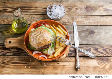 Home-made hamburger with beef Home-made hamburger with beef 40097640