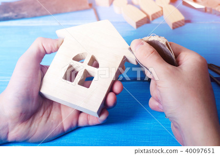 Men's hands make a hand-made article of wood 40097651
