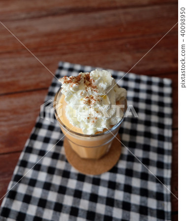 Iced tea with milk smoothies in a glass cup 40098950