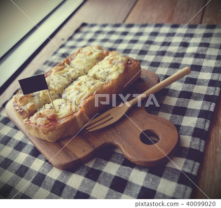 Pizza toasted bread ham cheese homeade Pizza toasted bread ham cheese homeade 40099020