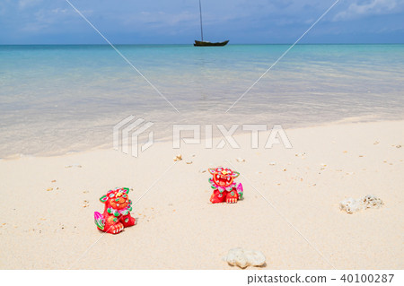 Sabani漂浮在沖繩島石垣島的海灘上 Sabani漂浮在沖繩島石垣島的海灘上 40100287