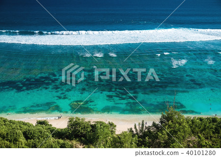 Tropical beach and clear ocean with blue water 40101280