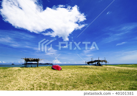 Boat Between two Hut on a sunny day and bluesky Boat Between two Hut on a sunny day and bluesky 40101381