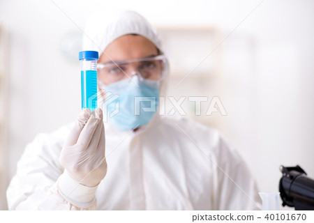 Young chemist student working in lab on chemicals Young chemist student working in lab on chemicals 40101670