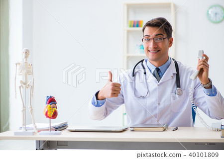 Doctor explaining the heart model Doctor explaining the heart model 40101809