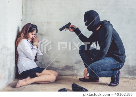 Ransom shooter aiming his gun at the hostage 40102195