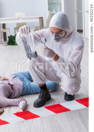 Forensic Investigator At The Crime Scene 照片素材 圖片 圖庫