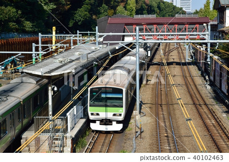 A train that stops at Harajuku Station on the JR Yamanote Line 40102463