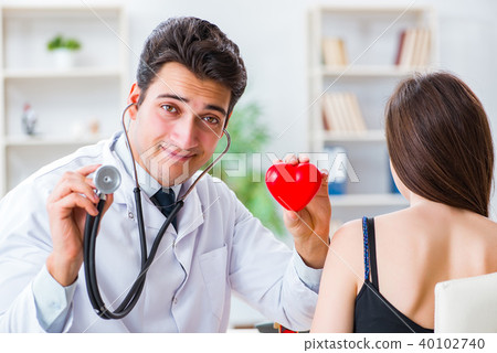 Doctor checking patient with stethoscope 40102740