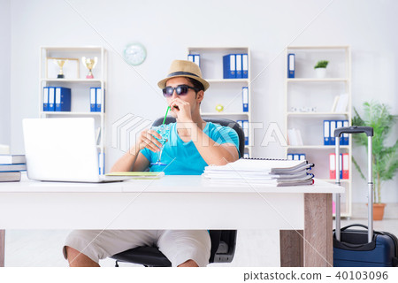 Businessman preparing for vacation in the office 40103096