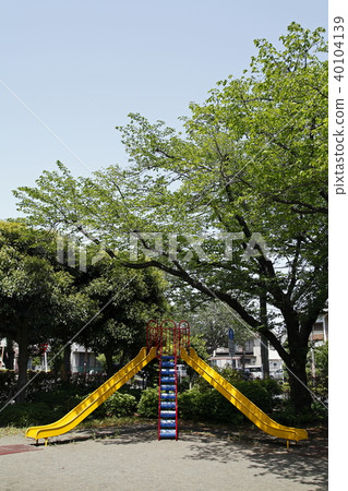 Slipping (playing equipment in the park) Slipping (playing equipment in the park) 40104139