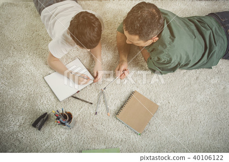 Positive parent and child spending time together Positive parent and child spending time together 40106122