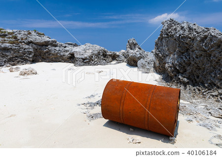 一個凸起的珊瑚礁島嶼，有珊瑚來源的石灰岩海灘，白色的沙灘和紅色的鼓 40106184