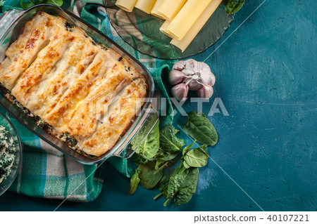 Cannelloni pasta stuffed with spinach and ricotta 40107221