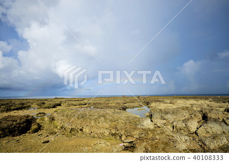 南崎市的天空,沖繩縣,崎崎海岸泰達三河彩虹和積雨雲離岸 南崎市的天空,沖繩縣,崎崎海岸泰達三河彩虹和積雨雲離岸 40108333