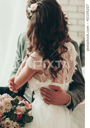 Wedding bouquet with a couple in the background Wedding bouquet with a couple in the background 40109207