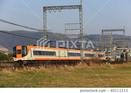 通過平塚宮遺址的近鐵特快列車 40111213