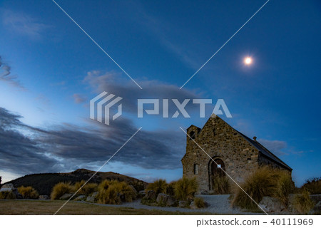 特卡波湖的好牧羊人的教堂在晚上 40111969