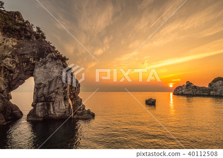 Limestones of Shirasaki Coast, Yura-cho, Wakayama 40112508