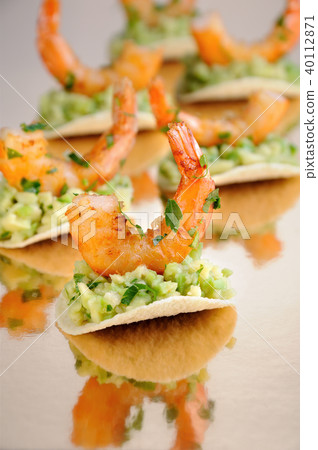 snack of avocado with shrimp 40112871