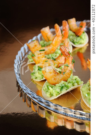 snack of avocado with shrimp 40112872