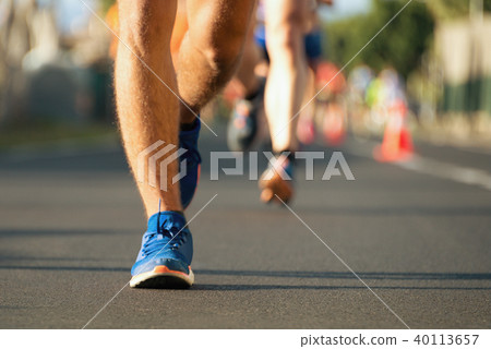 Marathon running in the light of evening Marathon running in the light of evening 40113657