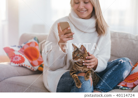 cosy home family bengal cat girl petting cosy home family bengal cat girl petting 40114724