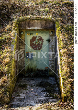 Rusty door with a lock on a bunker Rusty door with a lock on a bunker 40115486