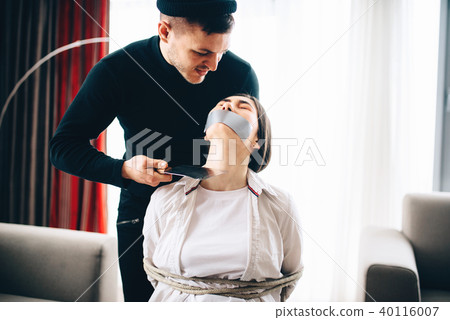 Robber put a knife to female victim throat 40116007