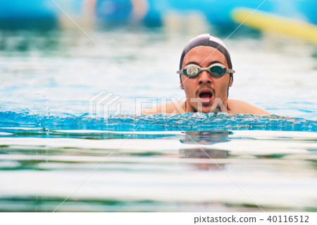 Man swimming in pool 40116512